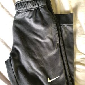 Big boy’s Nike therma-fit joggers